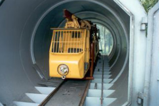 Komora doświadczalna o objętości 64 m3 z górniczą lokomotywą spalinową